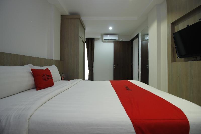 Wisma tamu Reddoorz @ Tb Simatupang 2*